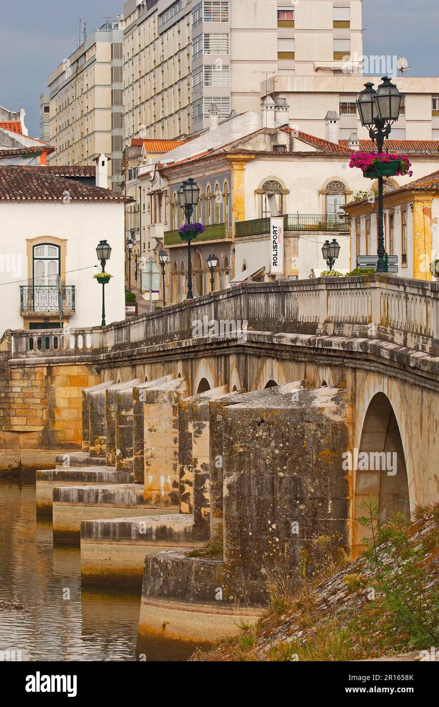 Velha Renaissance Bridge über den Nabao River, Tomar, Santarem District, Ribatejo, Portugal Stockfoto