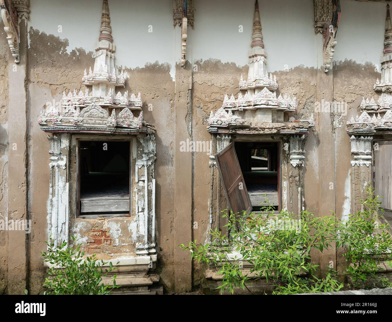 Wat Khun Samut Chin, thailändische Provinz Samut Prakan. Wat Khun Samut Chin ist ein Tempel, der sich jetzt im Golf von Thailand befindet, nachdem die Erosion entfernt wurde Stockfoto