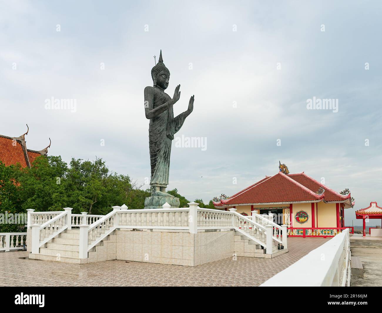 Bild eines stehenden Buddha und Tempel im chinesischen Stil in Wat Khun Samut Chin, Samut Prakan Provinz Thailand. Wat Khun Samut Chin ist jetzt ein Tempel Stockfoto