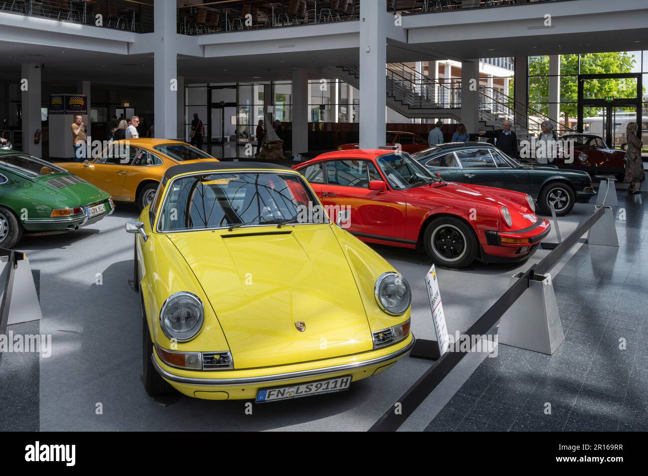 Porsche 911s stand zur Präsentation in einer Ausstellungshalle bereit ...