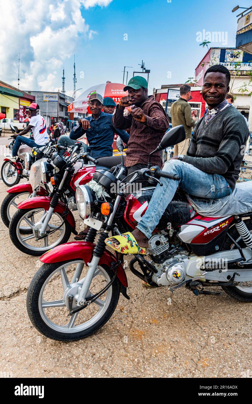 Lokale Mototaxi-Fahrer, Kisangani, DR Kongo Stockfoto