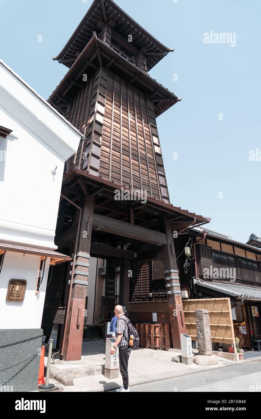 KAWAGOE, JAPAN - 11. APRIL 2023: Blick auf Toki no Kane (Glocke der Zeit) und Kanetsuki Street Stockfoto