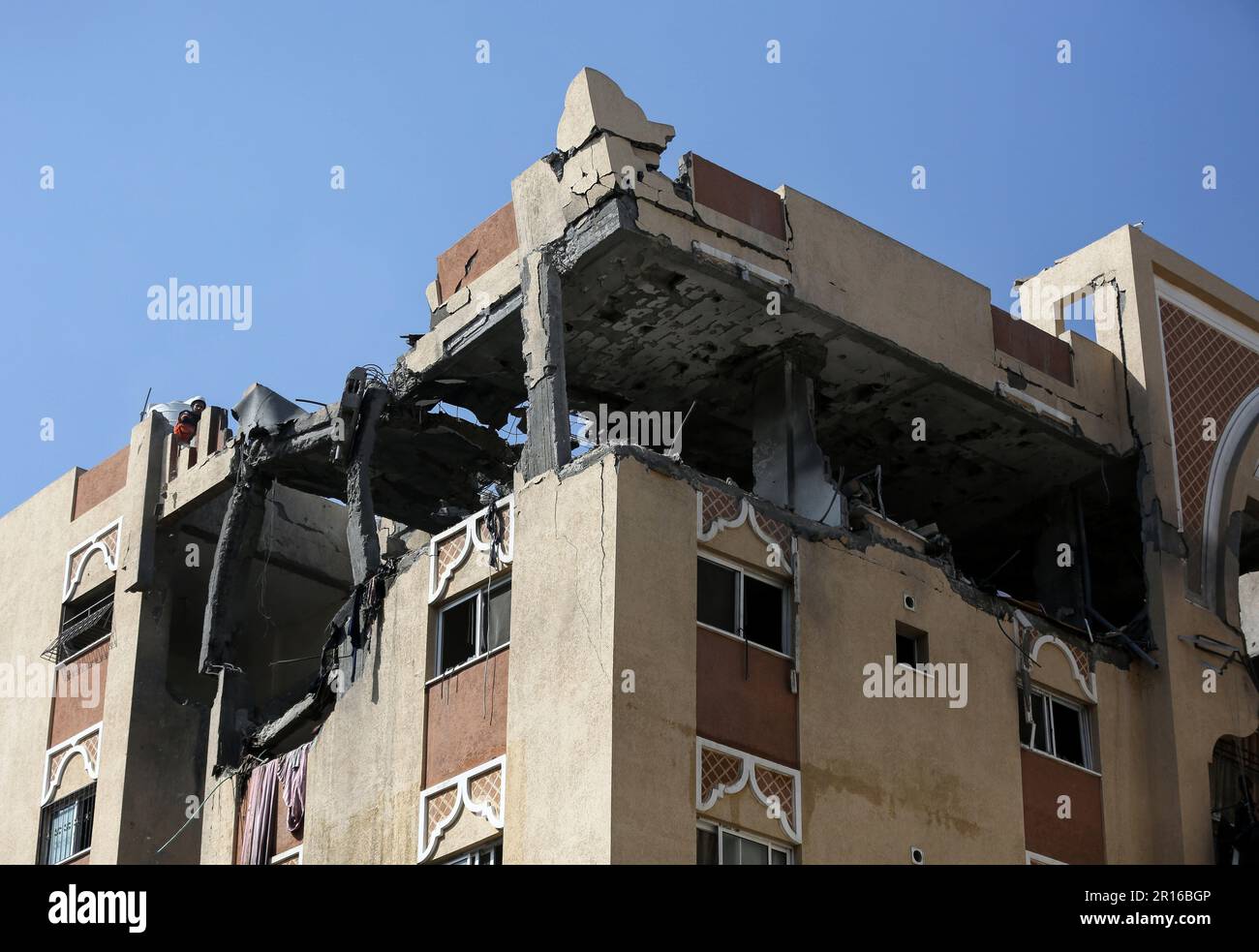 Gaza, Palästina. 11. Mai 2023. Eine allgemeine Ansicht des Hauses des prominenten Anführers der Islamischen Dschihad-Bewegung, Ali Ghali, nachdem es durch einen israelischen Luftangriff in Khan Yunis im südlichen Gazastreifen angegriffen wurde. Kredit: SOPA Images Limited/Alamy Live News Stockfoto