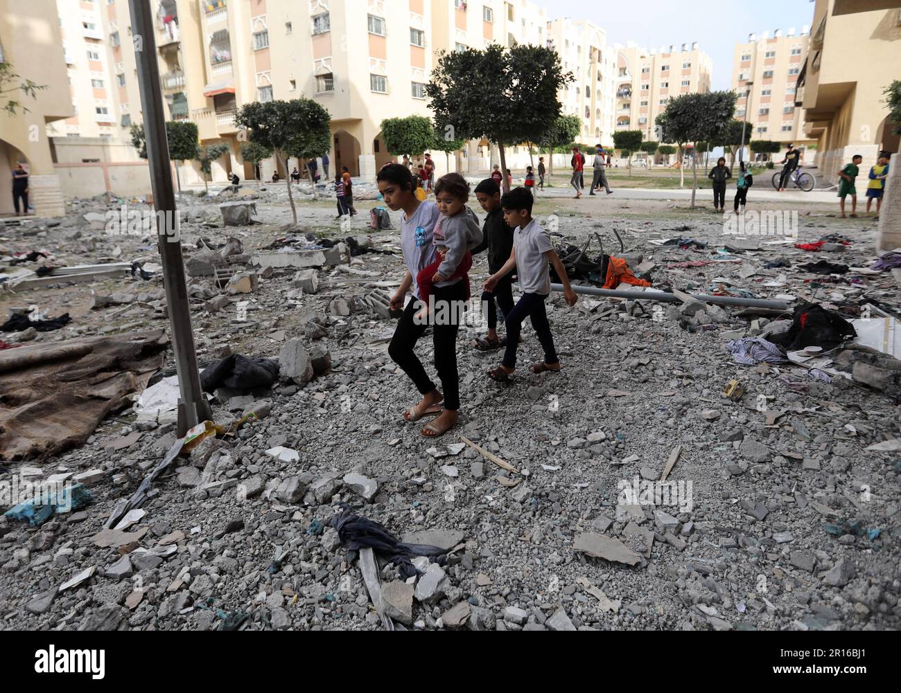 Gaza, Palästina. 11. Mai 2023. Palästinensische Kinder gehen auf den Ruinen des Hauses eines prominenten Anführers der Islamischen Dschihad-Bewegung, Ali Ghali, nach einem israelischen Luftangriff in Khan Yunis im südlichen Gazastreifen. Kredit: SOPA Images Limited/Alamy Live News Stockfoto