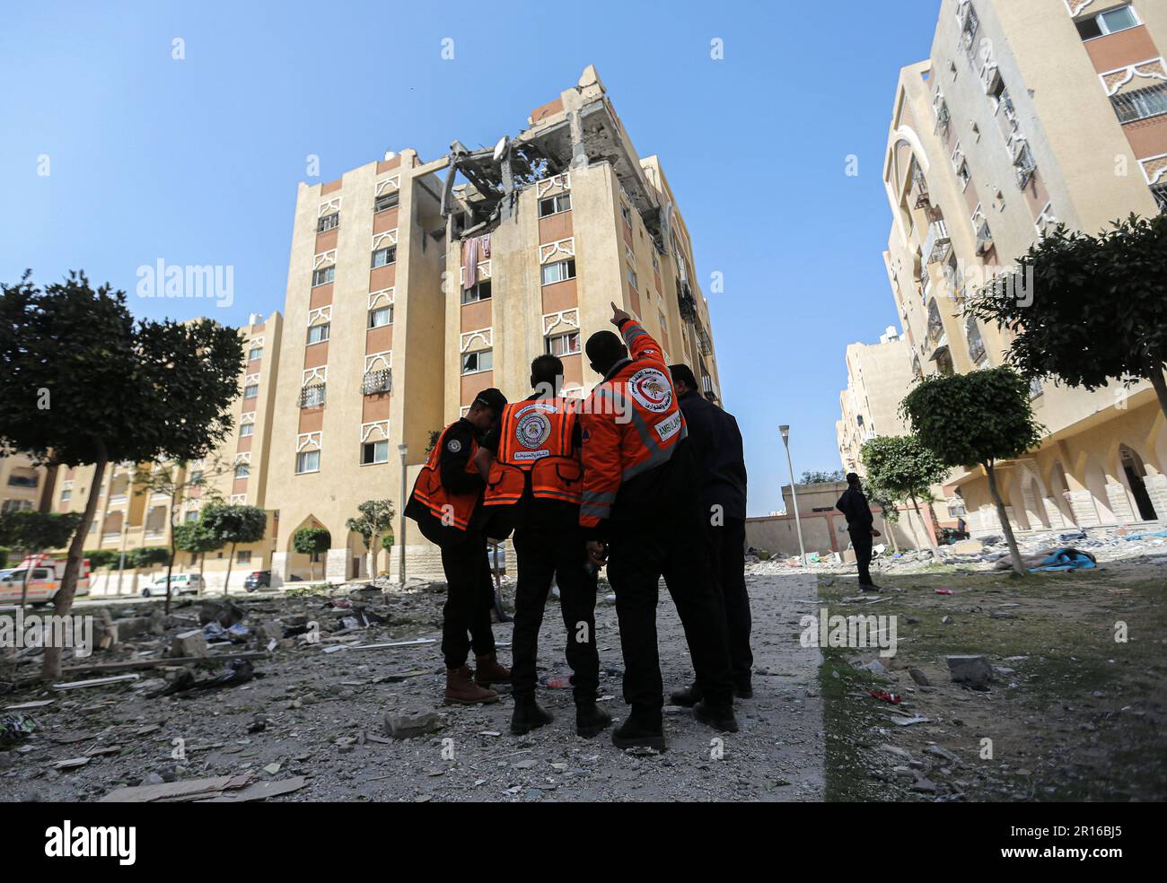 Gaza, Palästina. 11. Mai 2023. Zivilverteidiger stehen neben den Ruinen des Hauses eines prominenten Anführers der Islamischen Dschihad-Bewegung, Ali Ghali, nachdem sie von einem israelischen Luftangriff in Khan Yunis im südlichen Gazastreifen angegriffen wurde. Kredit: SOPA Images Limited/Alamy Live News Stockfoto
