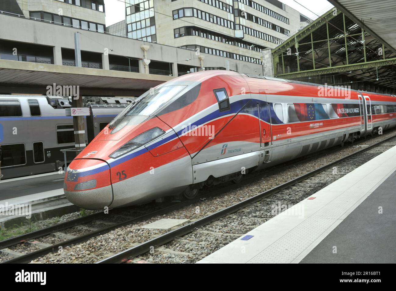 FRANKREICH. PARIS (75) 12TH. BEZIRK. DER BAHNHOF IN LYON. FRECCIAROSSA 1000 TGV-ZUG DER ITALIENISCHEN FIRMA TRENITALIA ABFAHRT NACH MAILAND (SIEHE Stockfoto