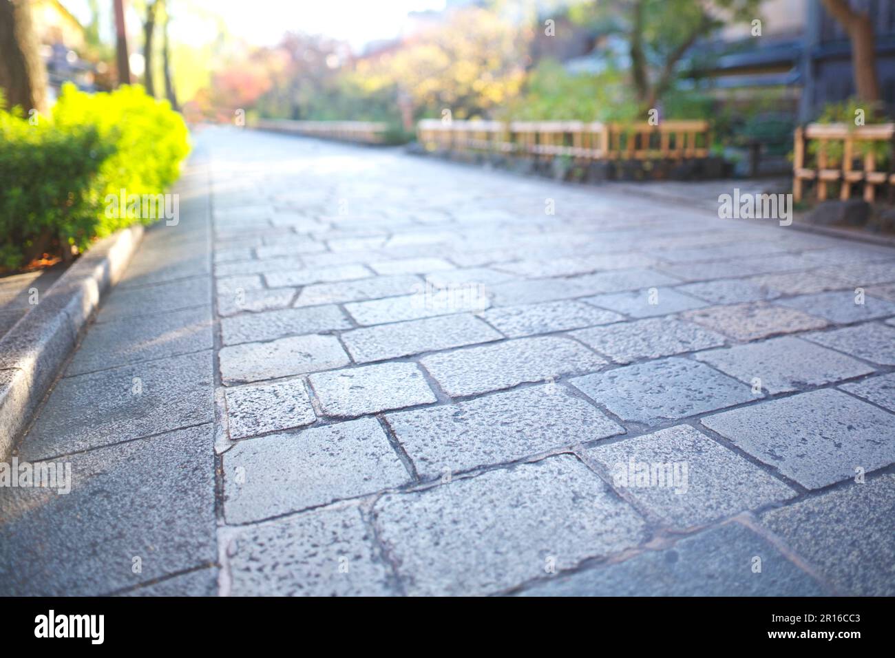 Kopfsteinpflasterstraßen und Straßen von Kyoto Gion Shirakawa Stockfoto