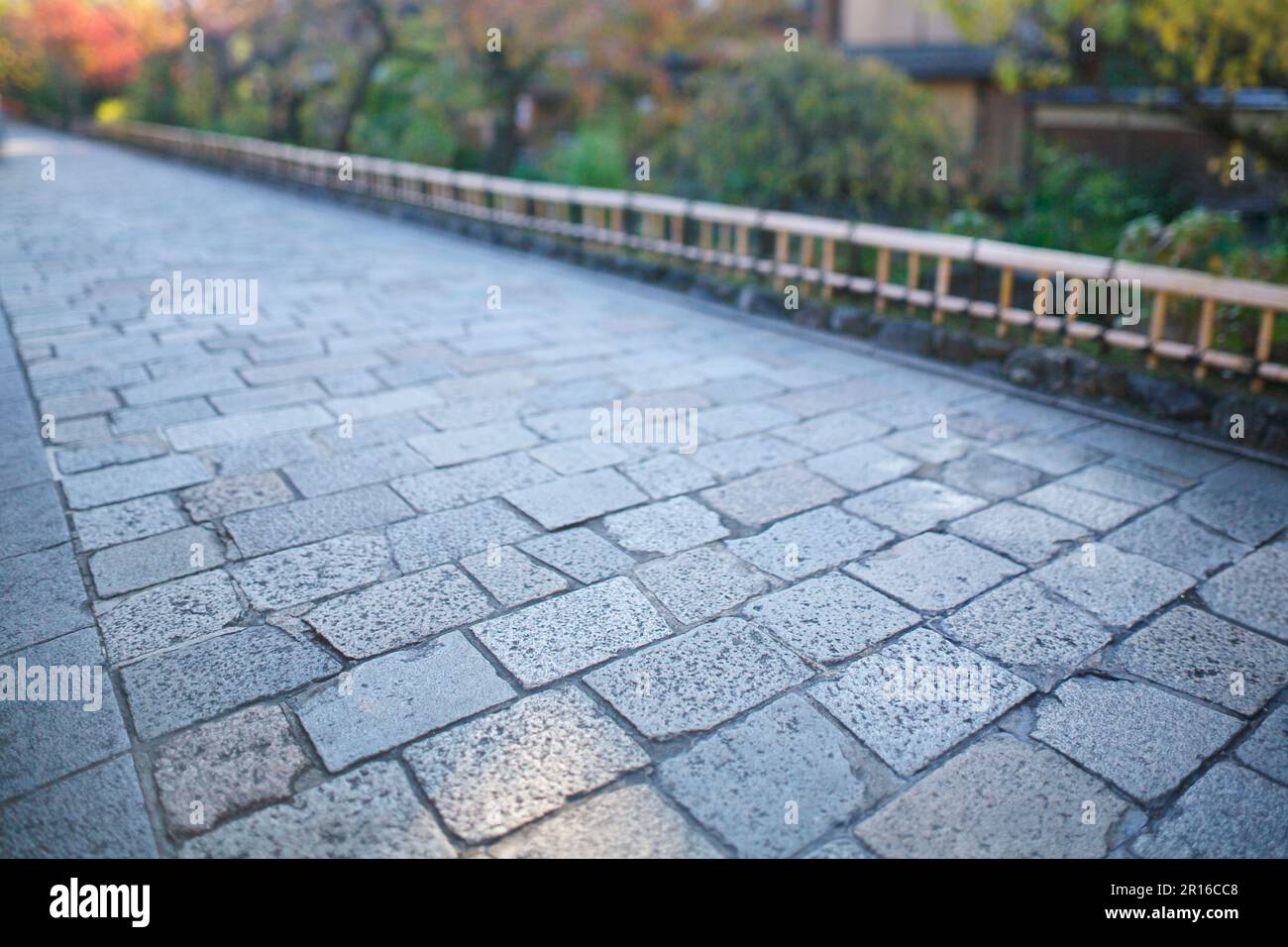 Kopfsteinpflasterstraßen und Straßen von Kyoto Gion Shirakawa Stockfoto
