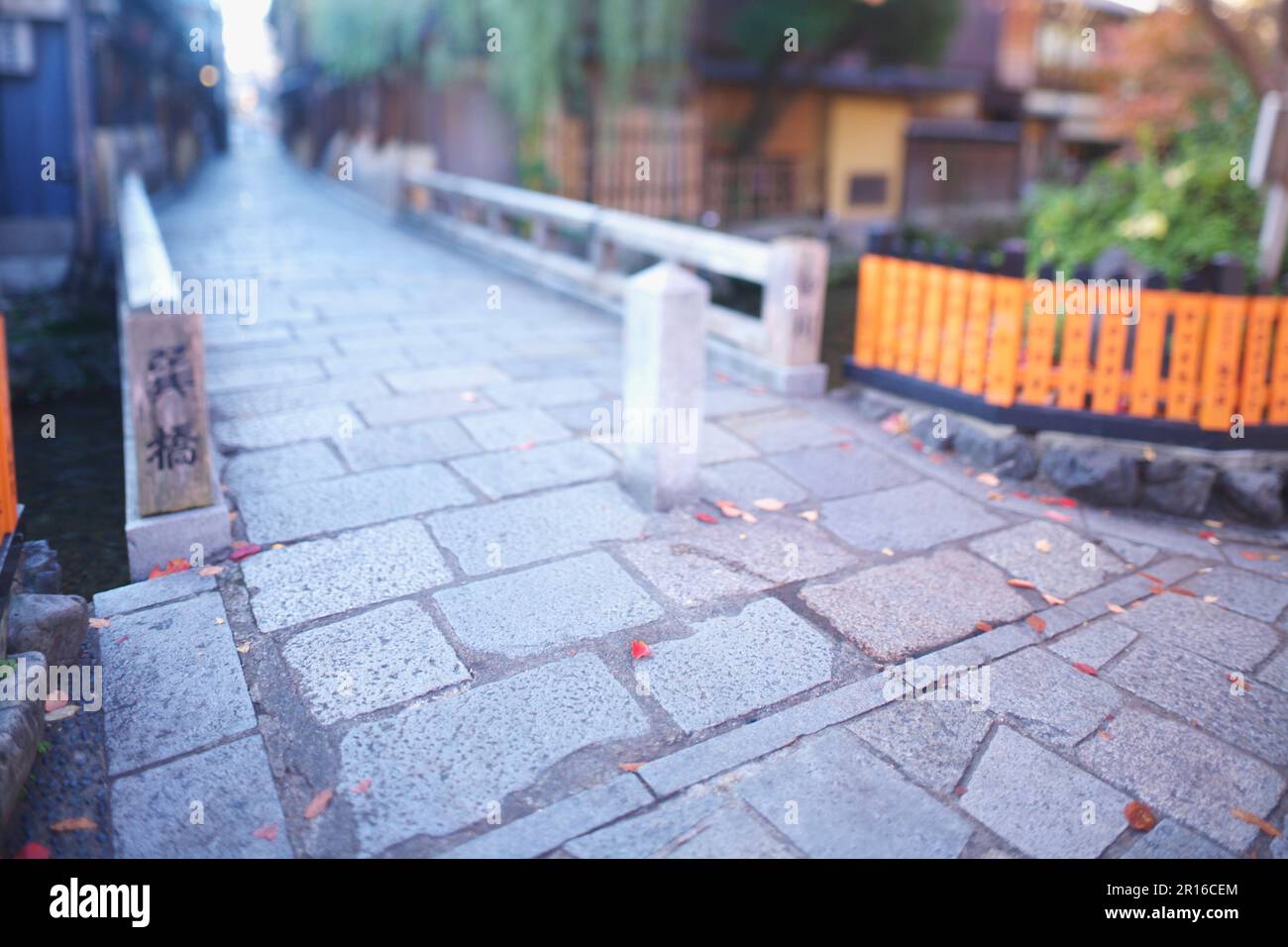 Tatsumi-Brücke und gepflasterten Straßen und Straßen von Kyoto Gion Shirakawa Stockfoto