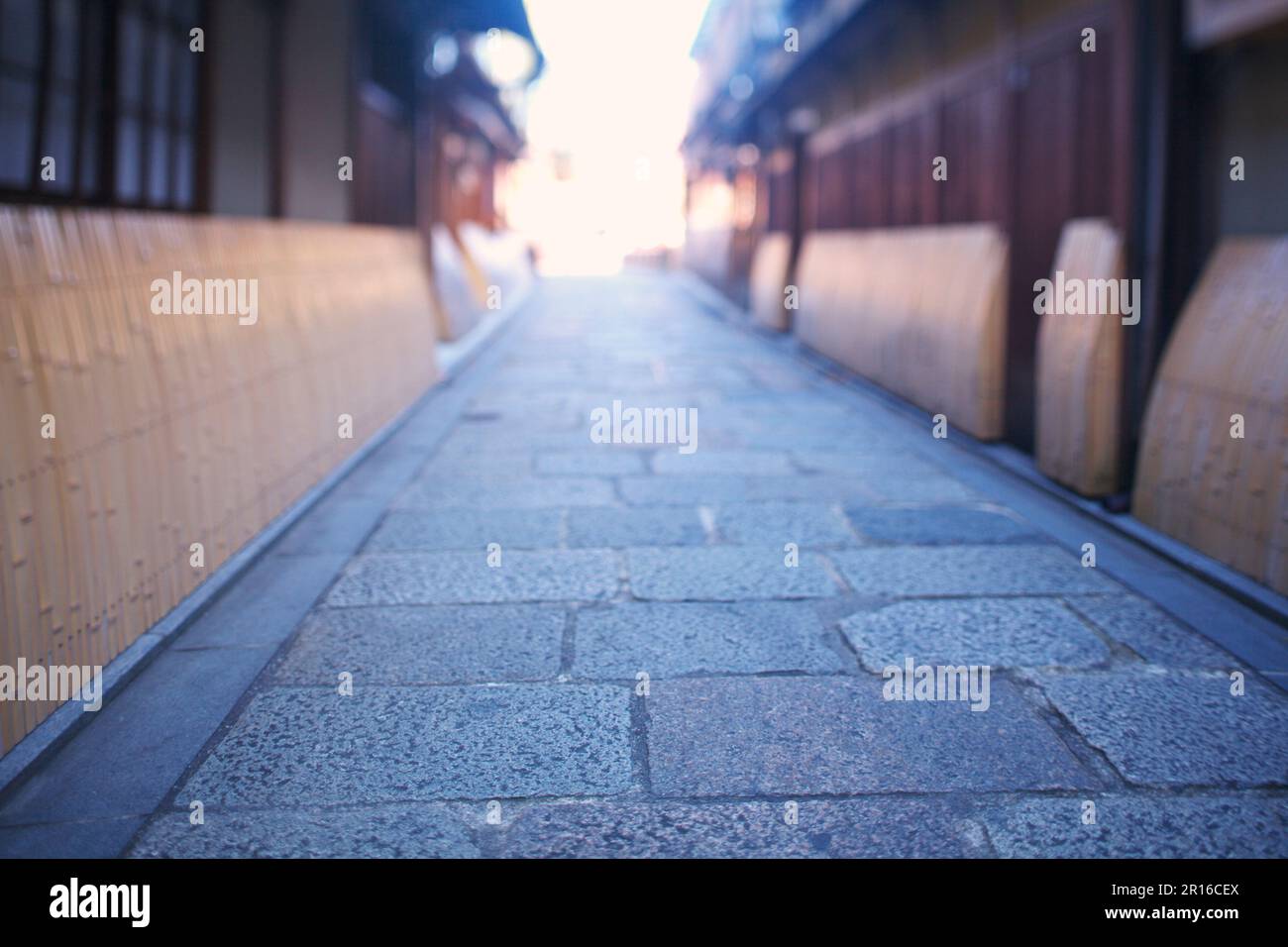 Kopfsteingepflasterte Gassen und Straßen von Kyoto Gion Shirakawa Stockfoto
