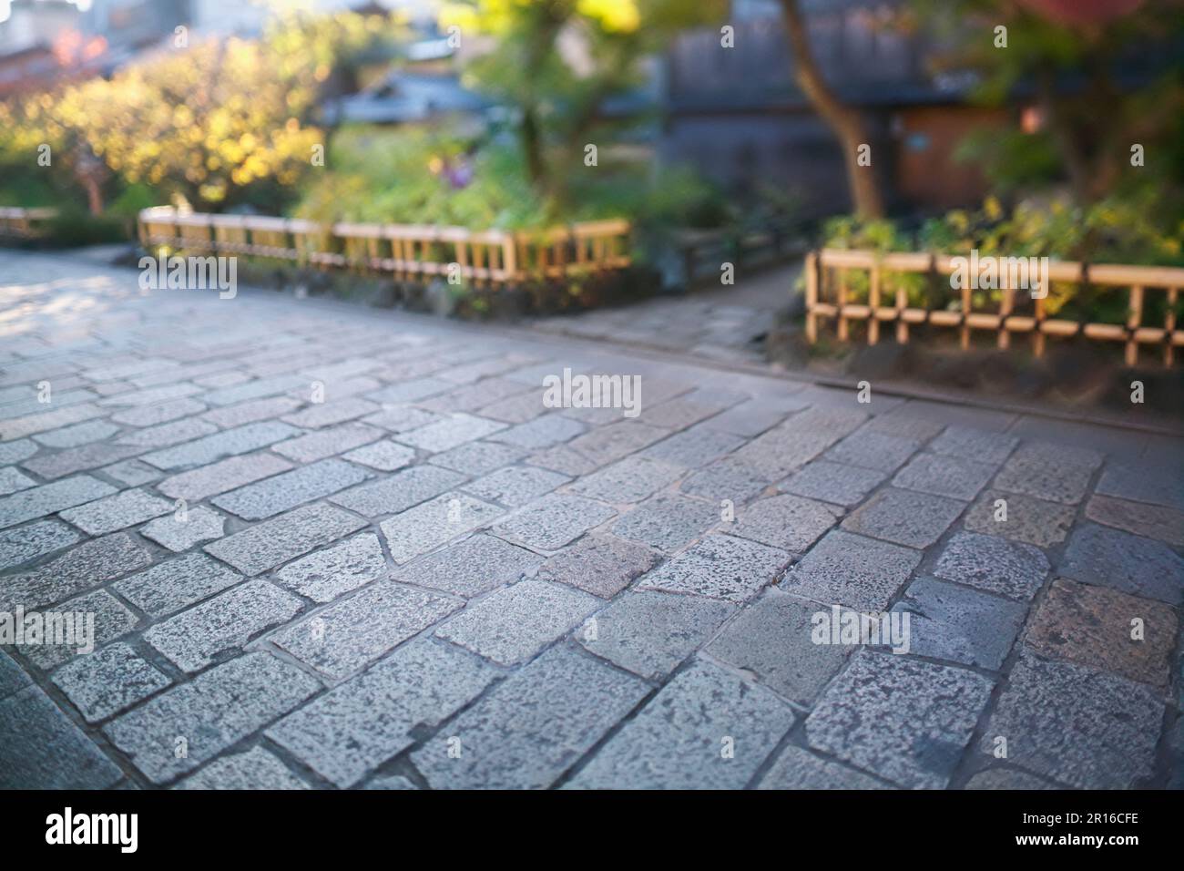 Kopfsteinpflasterstraßen und Straßen von Kyoto Gion Shirakawa Stockfoto