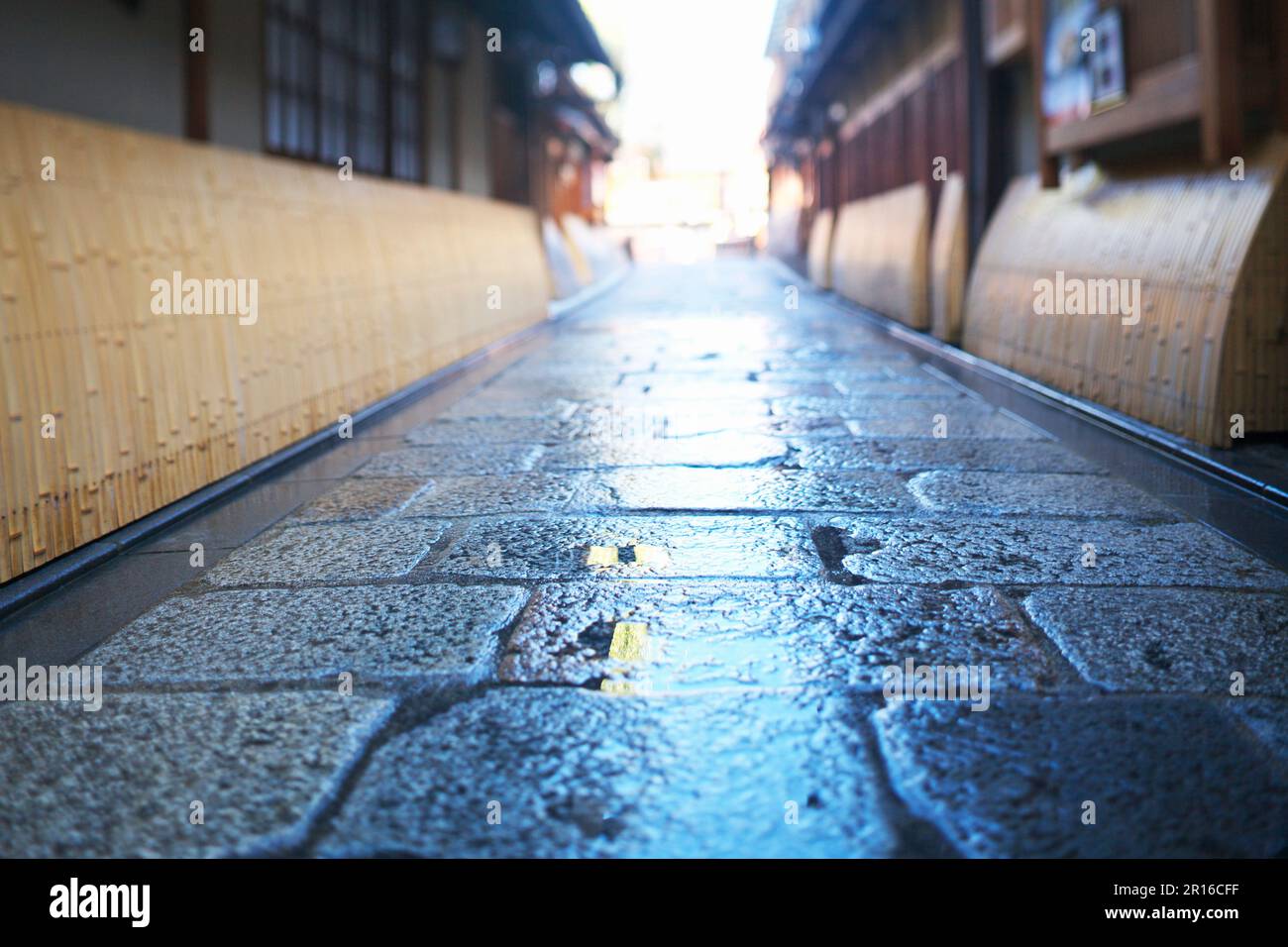 Kopfsteingepflasterte Gassen und Straßen von Kyoto Gion Shirakawa Stockfoto