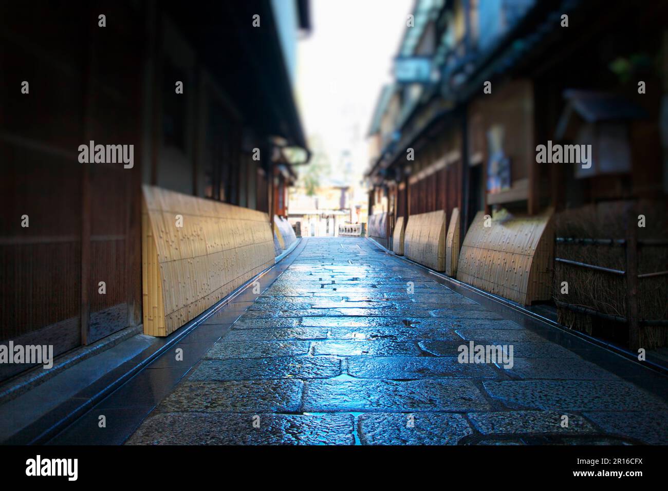 Kopfsteingepflasterte Gassen und Straßen von Kyoto Gion Shirakawa Stockfoto