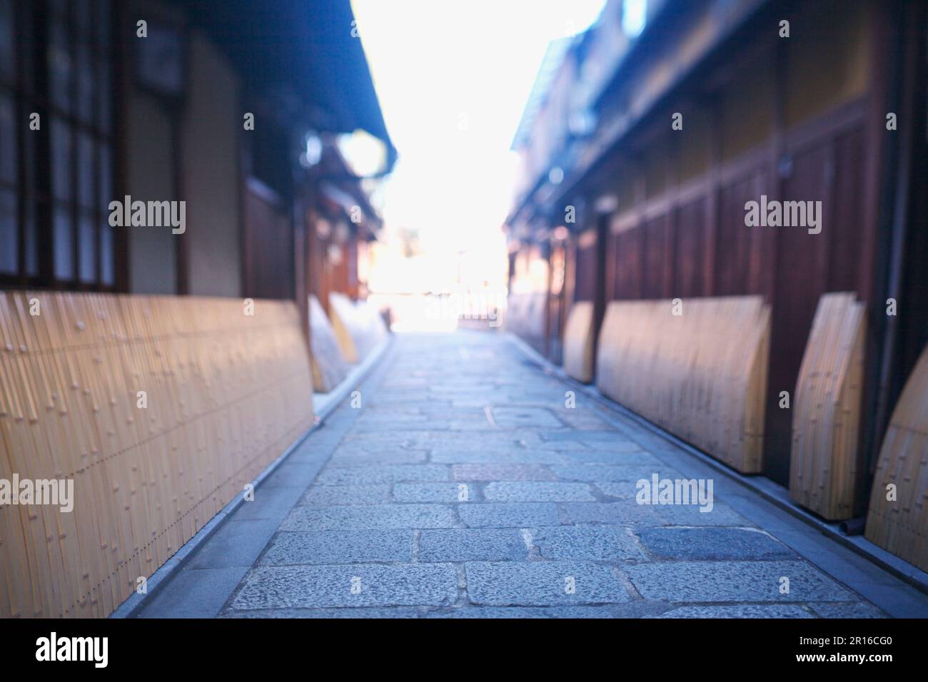 Kopfsteingepflasterte Gassen und Straßen von Kyoto Gion Shirakawa Stockfoto