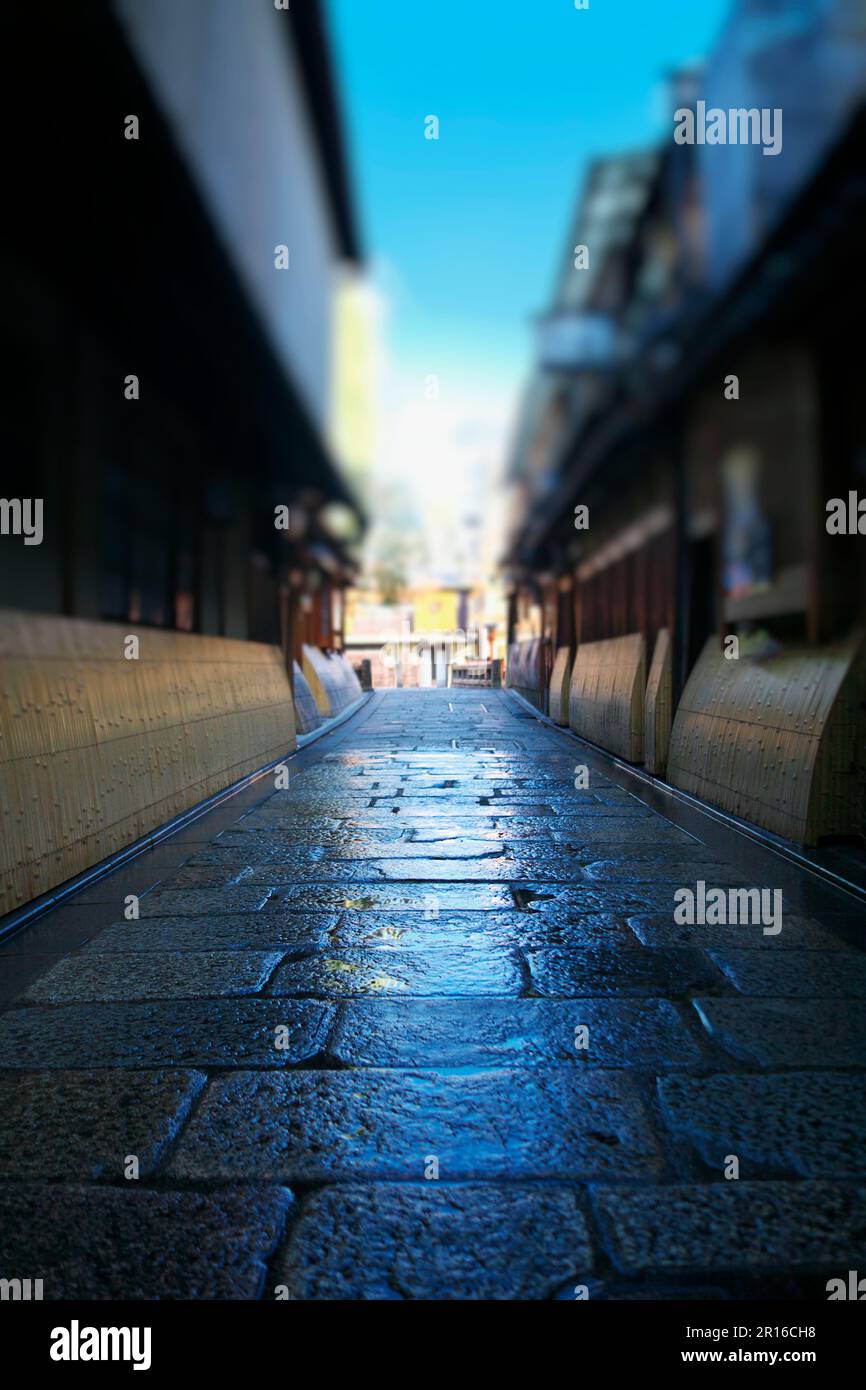 Kopfsteingepflasterte Gassen und Straßen von Kyoto Gion Shirakawa Stockfoto