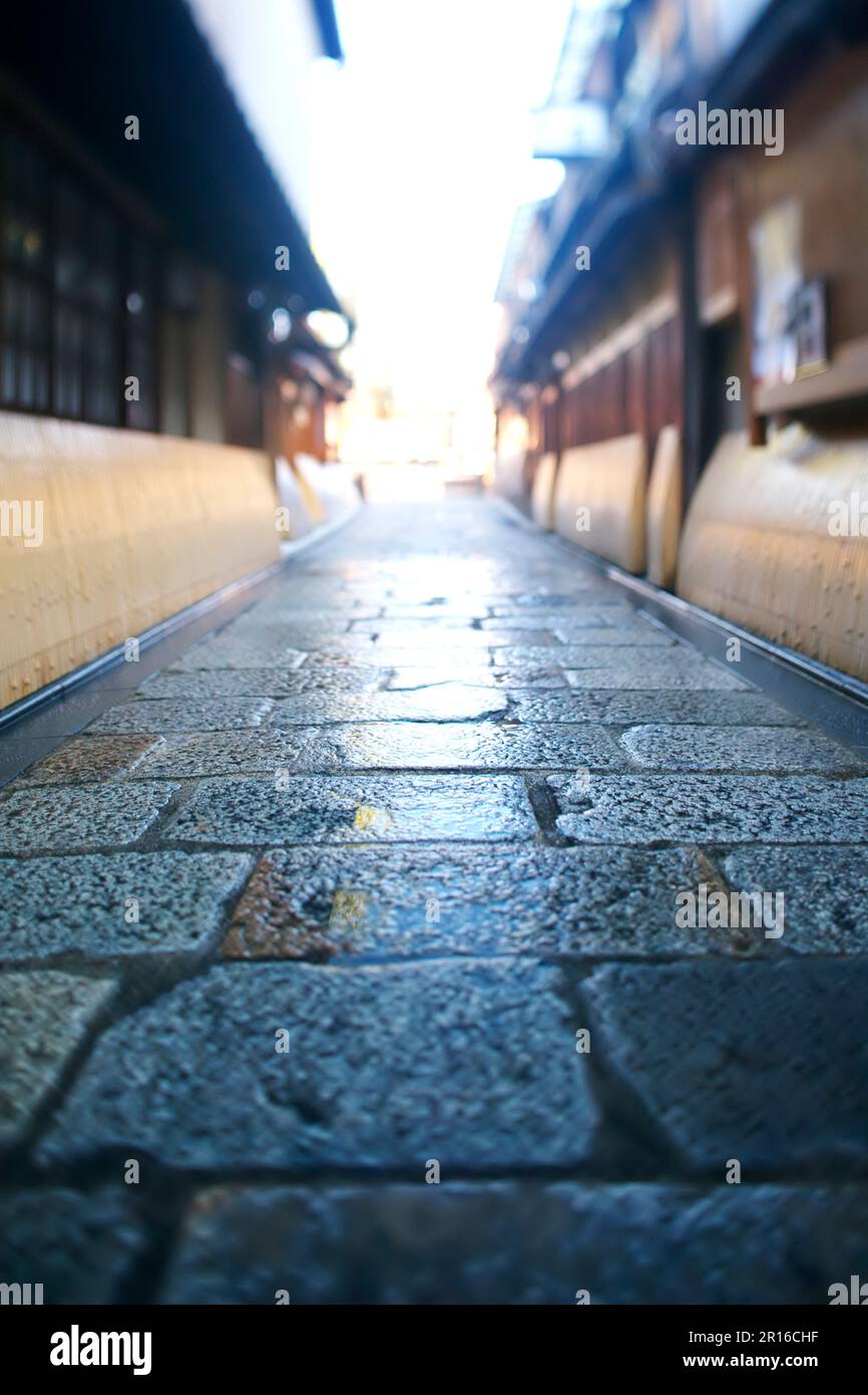 Kopfsteingepflasterte Gassen und Straßen von Kyoto Gion Shirakawa Stockfoto