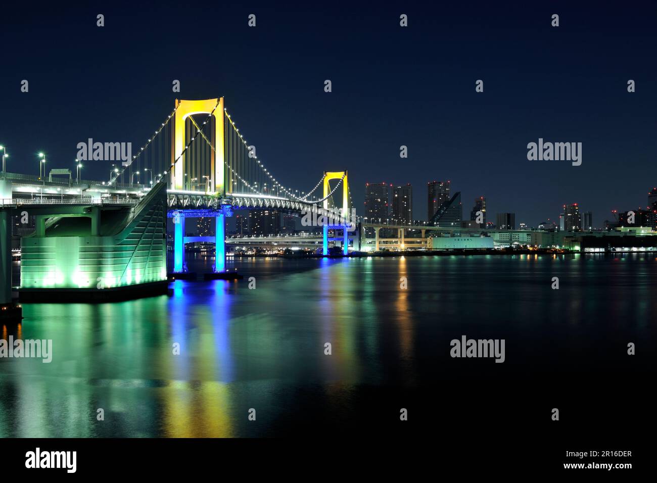Lichterfest um Mitternacht an Silvester auf der Rainbow Bridge Stockfoto