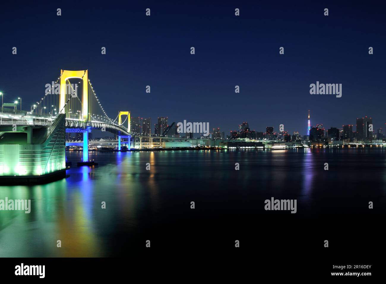 Lichterfest um Mitternacht an Silvester auf der Rainbow Bridge Stockfoto