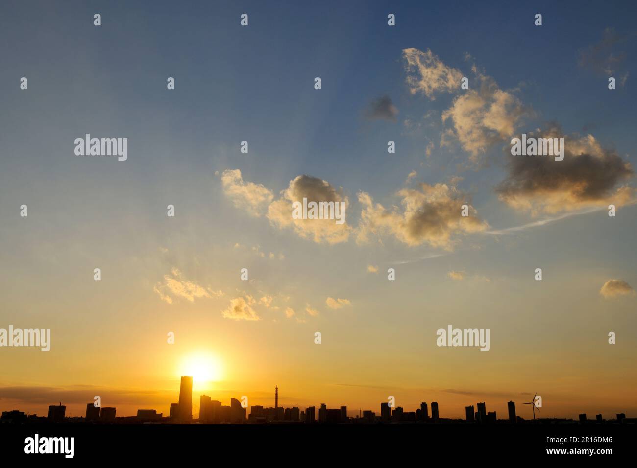 Sonnenuntergang über der Gruppe von Gebäuden des Minato Mirai Stockfoto