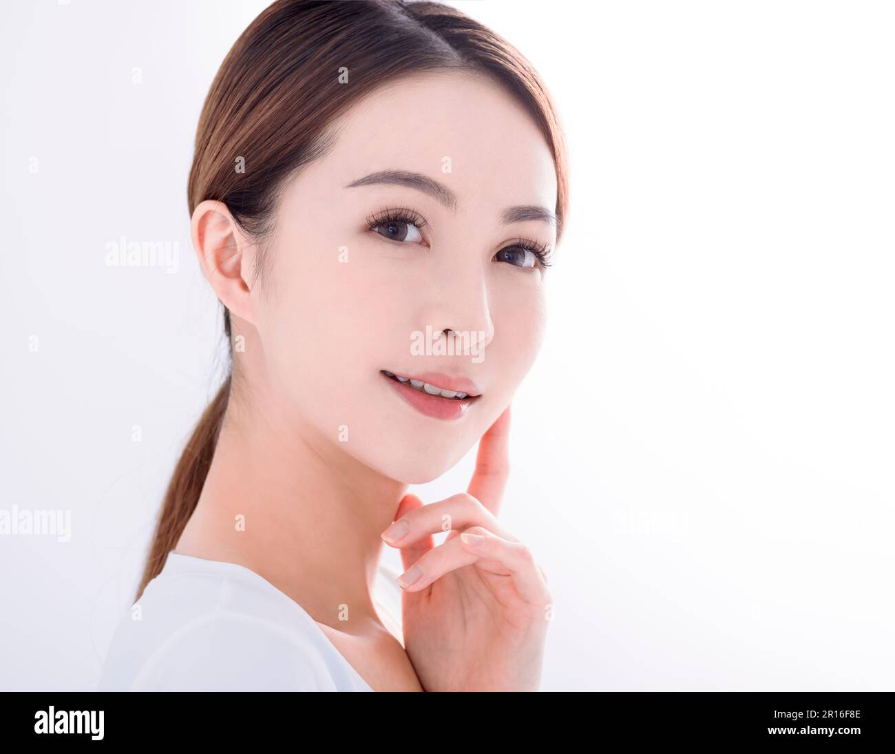 Schöne junge Frau mit sauberer, frischer Haut auf weißem Hintergrund Stockfoto