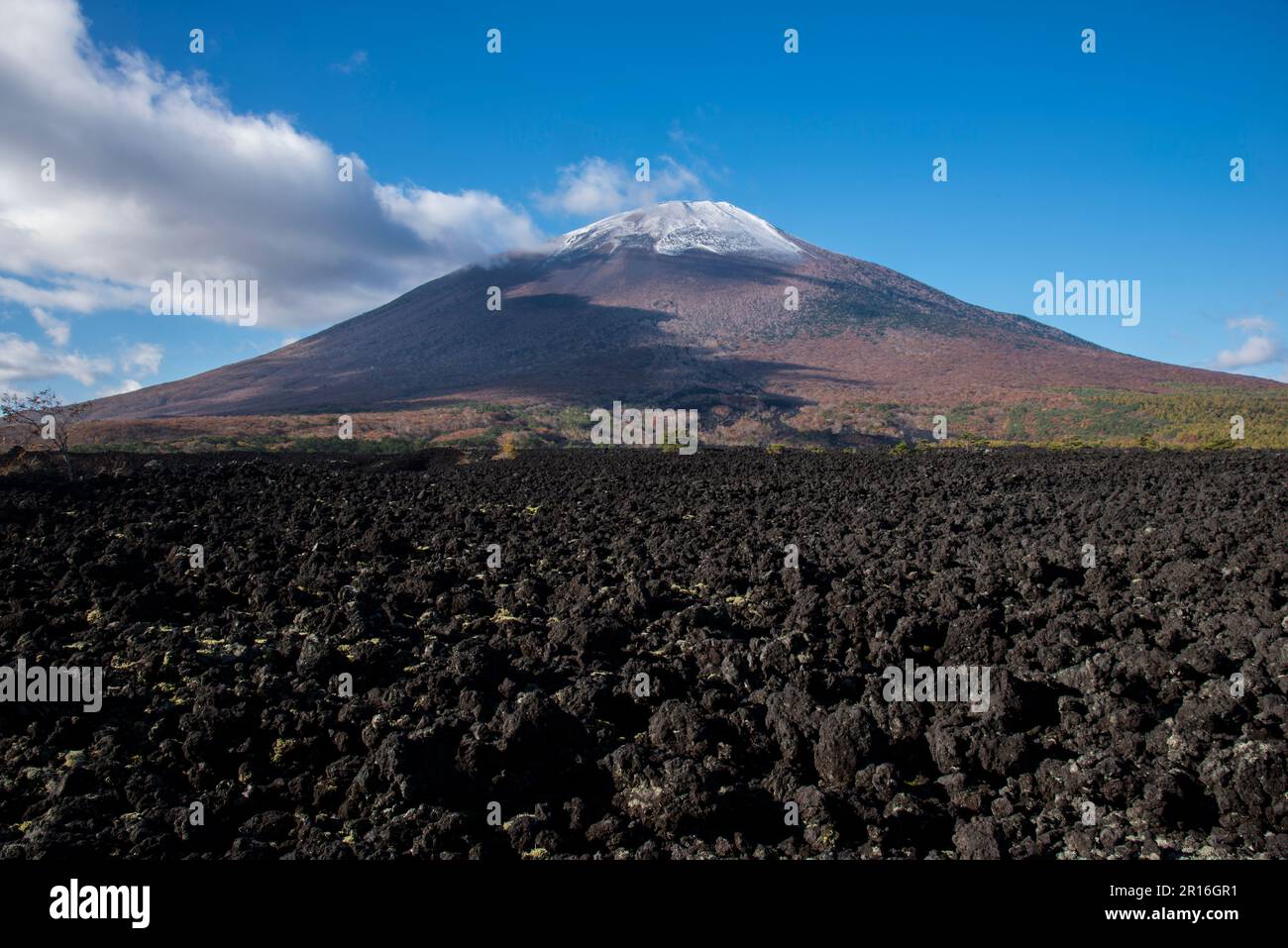 Yakehashiryoganryu Rock und Mt. Iwate mit dem ersten Schnee, der sich darauf niederließ Stockfoto