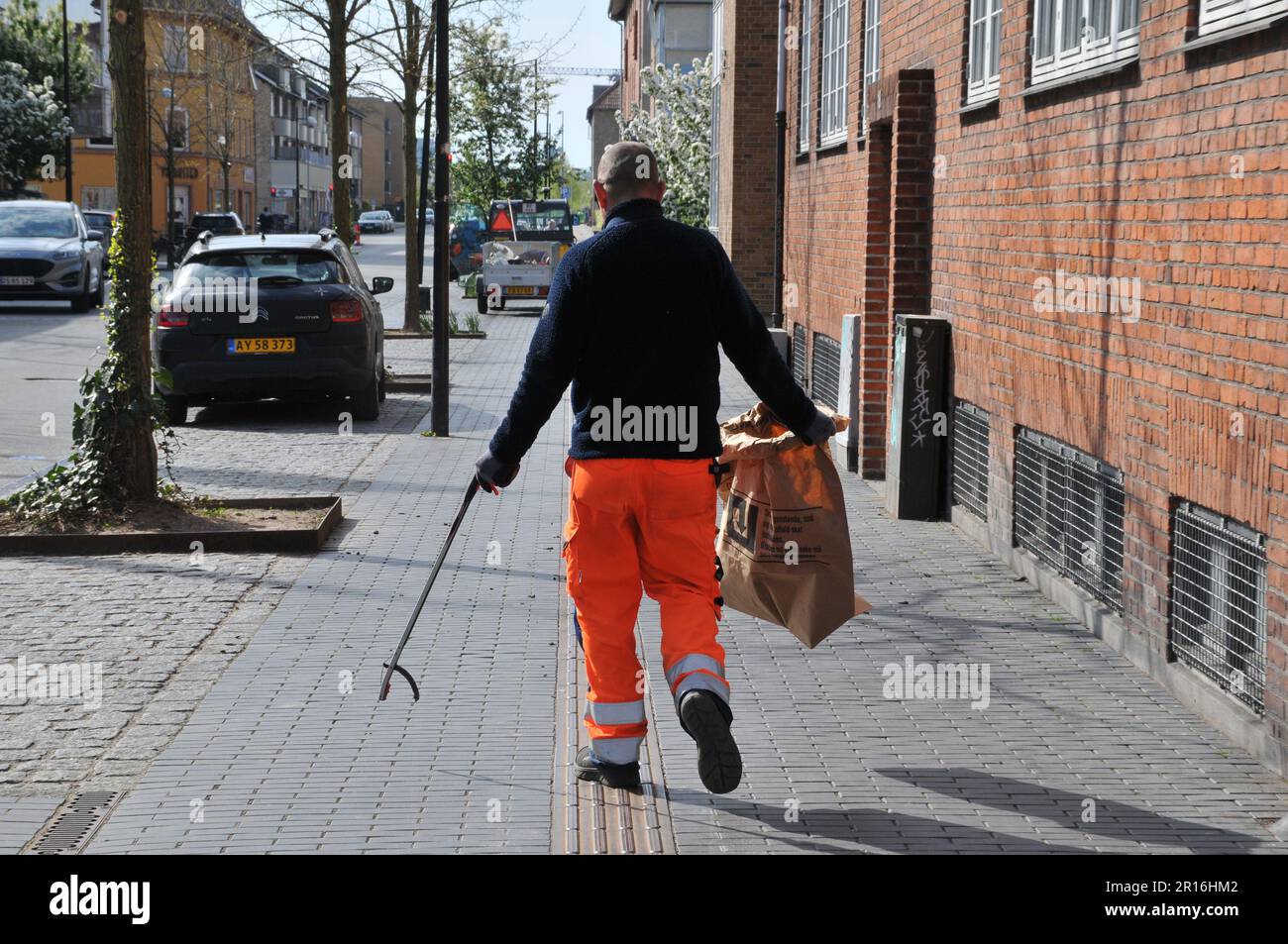 Kastrup/Kopenhagen /Dänemark/11 Mai 2023/Gemeinderat sammelt kleine Briefe von der Straße in Kastrup (Foto.Francis Joseph Dean/Dean Pictures) Stockfoto