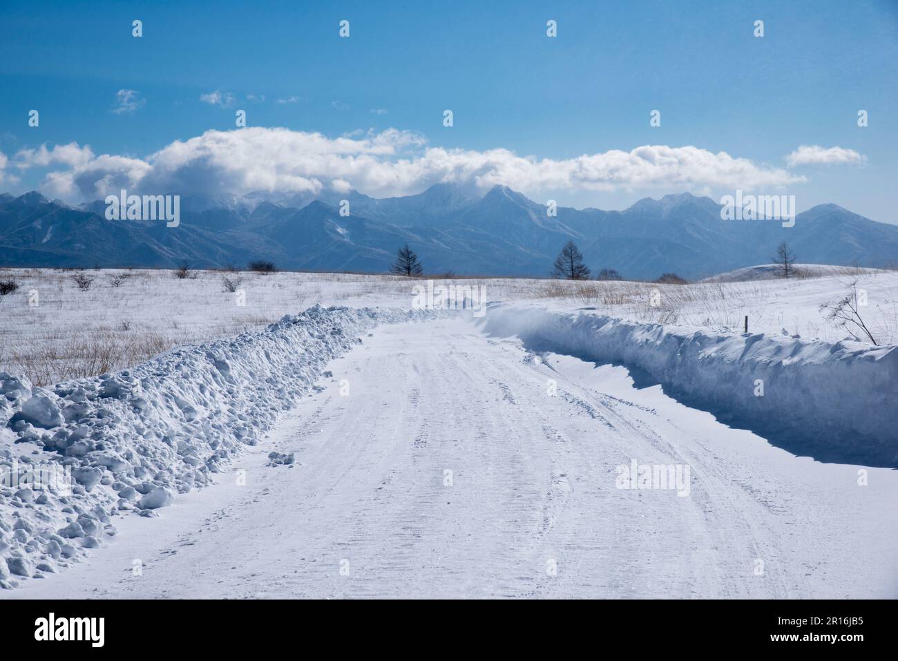 Kirigamin Plateau Schneefeld und Schneestraße bis zu den Yatsugatake Mountains Stockfoto