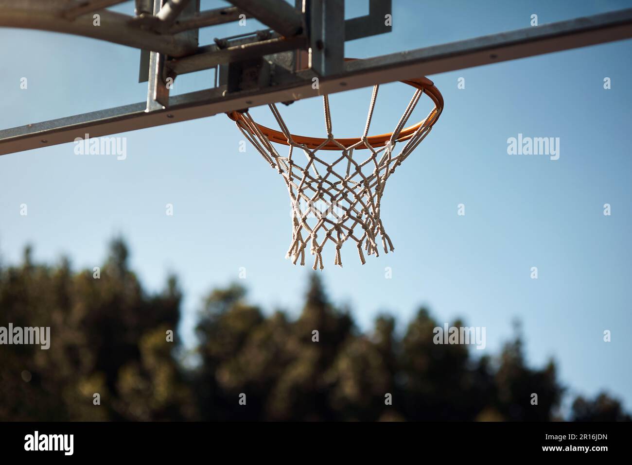 Das ist deine Chance, einen Versuch zu wagen. Nahaufnahme eines Basketballkörpers auf einem Sportplatz. Stockfoto