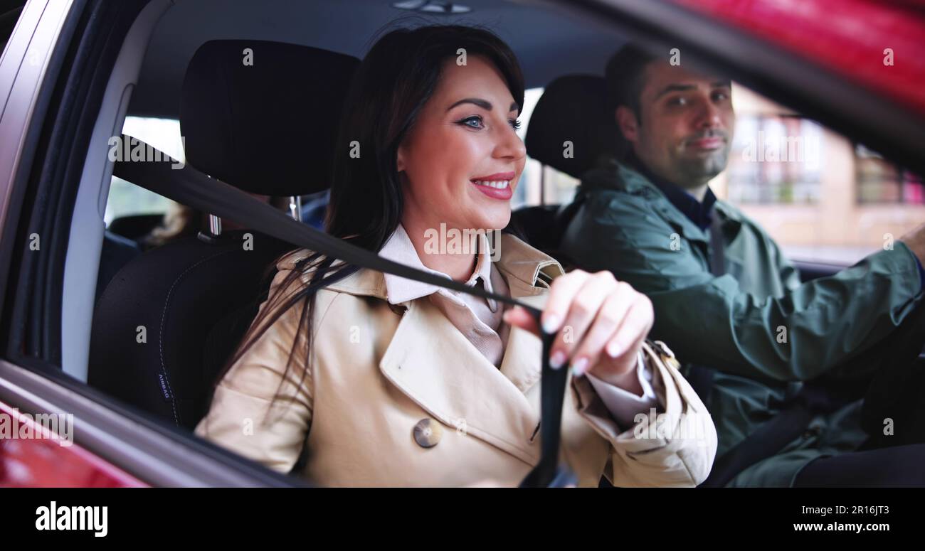 Lächelnde Menschen innerhalb der Fahrt Sitzen im Auto Stockfoto