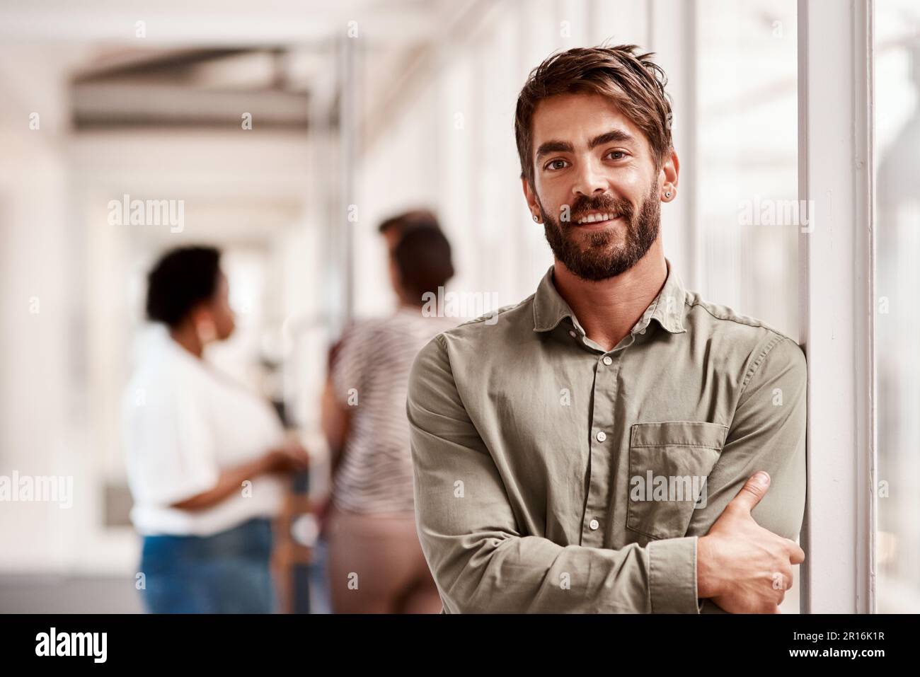 Ich glaube, dass Kreativität zum Katalysator der Innovation wird. Porträt eines selbstbewussten jungen Geschäftsmannes im Büro. Stockfoto