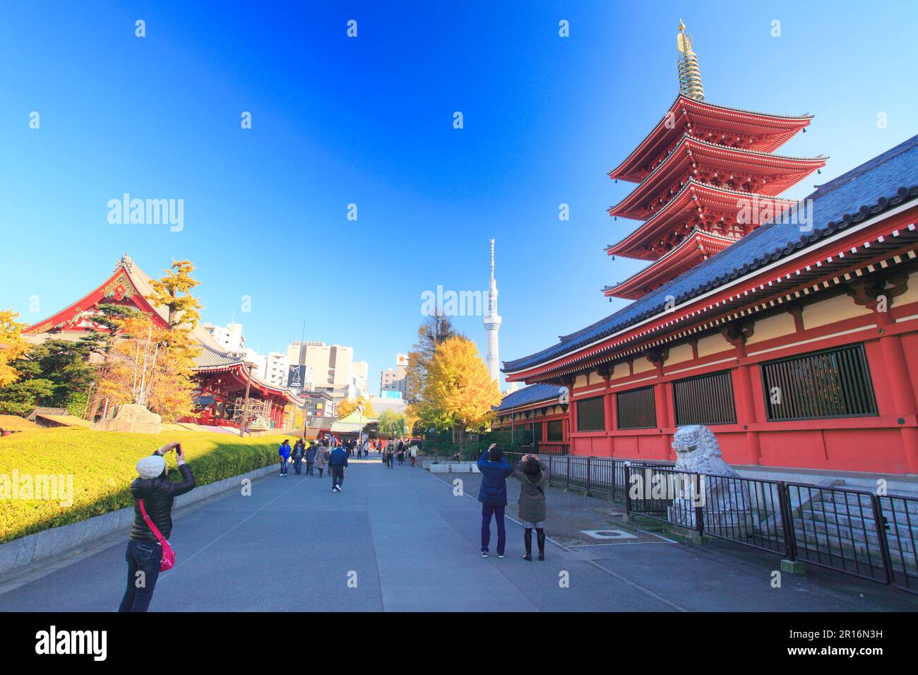 Touristen fotografieren den Tokyo Sky Tree und die fünfstöckige Pagode des Sensoji Tempels Stockfoto