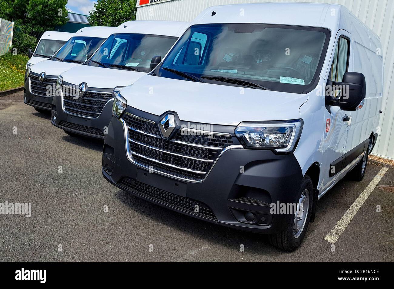 Bordeaux , Aquitaine Frankreich - 05 01 2023 : renault van Master Trafic Nutzfahrzeuge in LKW-Händlern für Industriefahrzeuge Stockfoto