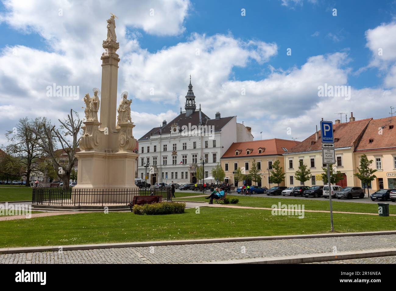 VALTICE, TSCHECHISCHE REPUBLIK - MAI 7. 2023: Stadtplatz mit historischem Gebäude - Rathaus in der Stadt Valtice, Südmähren, Tschechische Republik Stockfoto