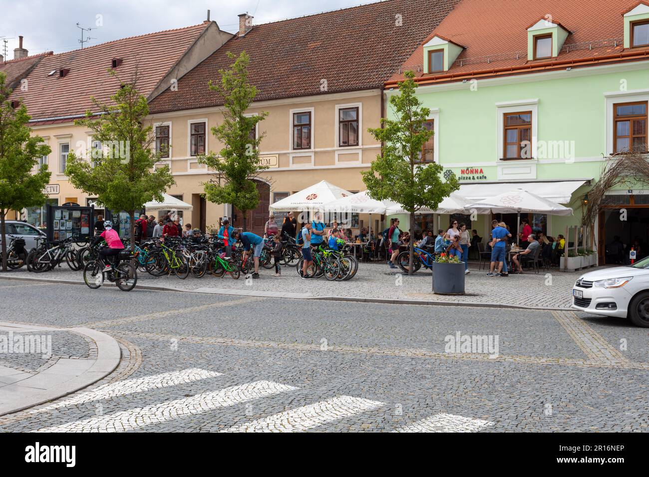 VALTICE, TSCHECHISCHE REPUBLIK - JULI 5. 2023: Viele Radfahrer versammeln sich im beliebten Ziel Valtice, das sich im Zentrum der historischen Stadt befindet. Stockfoto