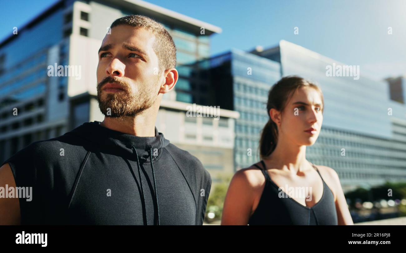 Du bist so stark, wie du denkst. Ein junges Paar, das zusammen in der Stadt trainiert. Stockfoto