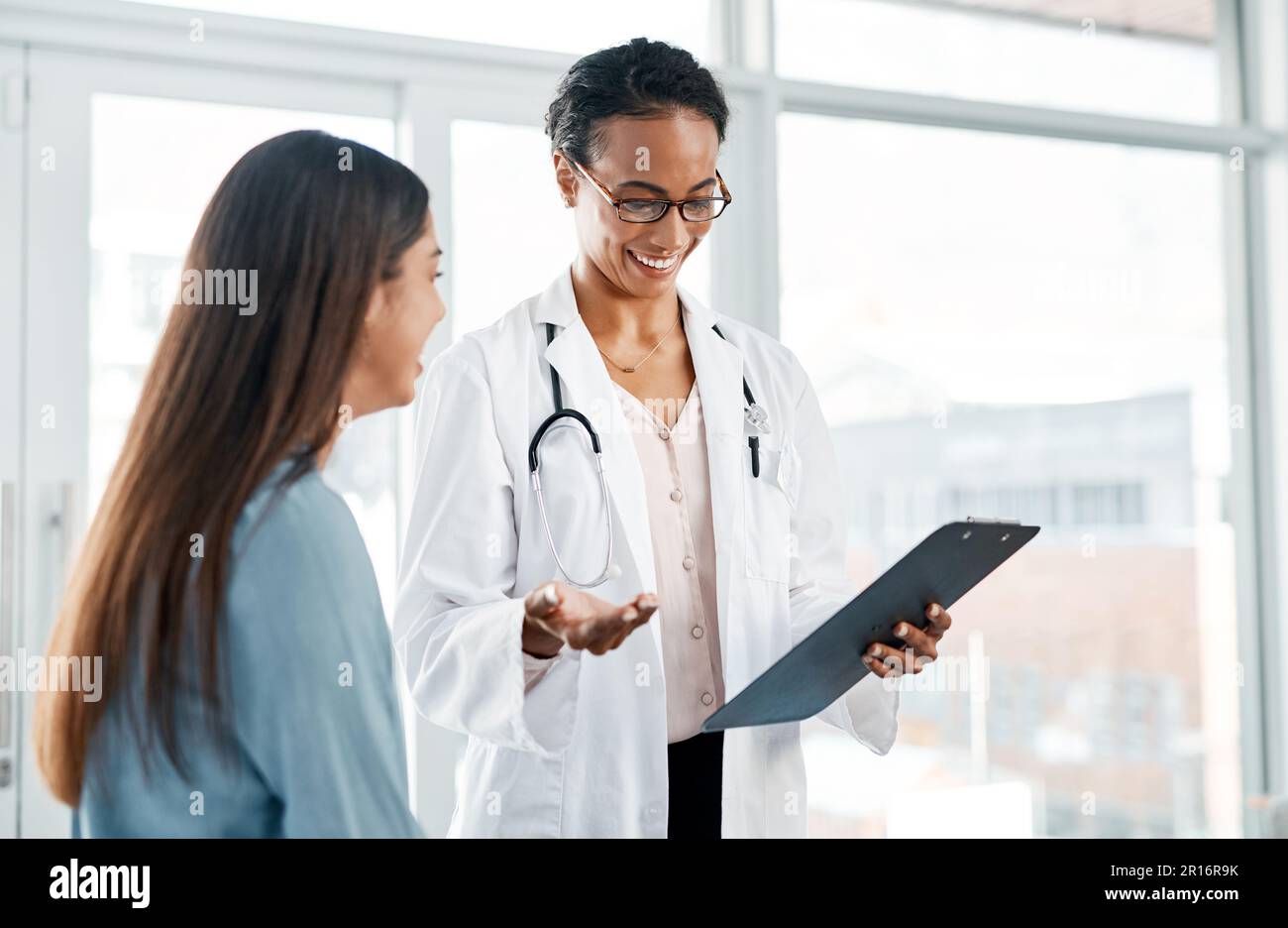 Ehrlich gesagt, sieht alles gut aus. Eine Ärztin, die mit ihrer Patientin über die Testergebnisse spricht. Stockfoto