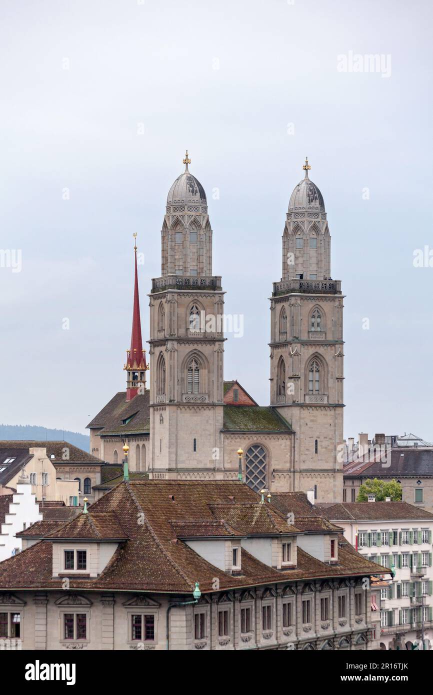 Der Grossmünster ist eine protestantische Kirche im romanischen Stil in Zürich, Schweiz. Stockfoto