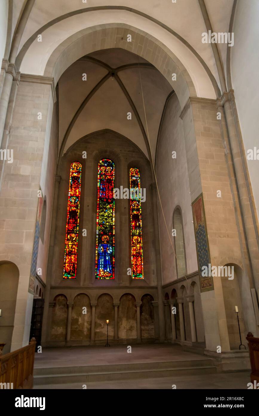 Das Buntglas des Schweizer Künstlers Augusto Giacometti wurde 1932 hinzugefügt, Grossmünster, eine protestantische Kirche im romanischen Stil, Altstadt, Zürich, Schweiz Stockfoto