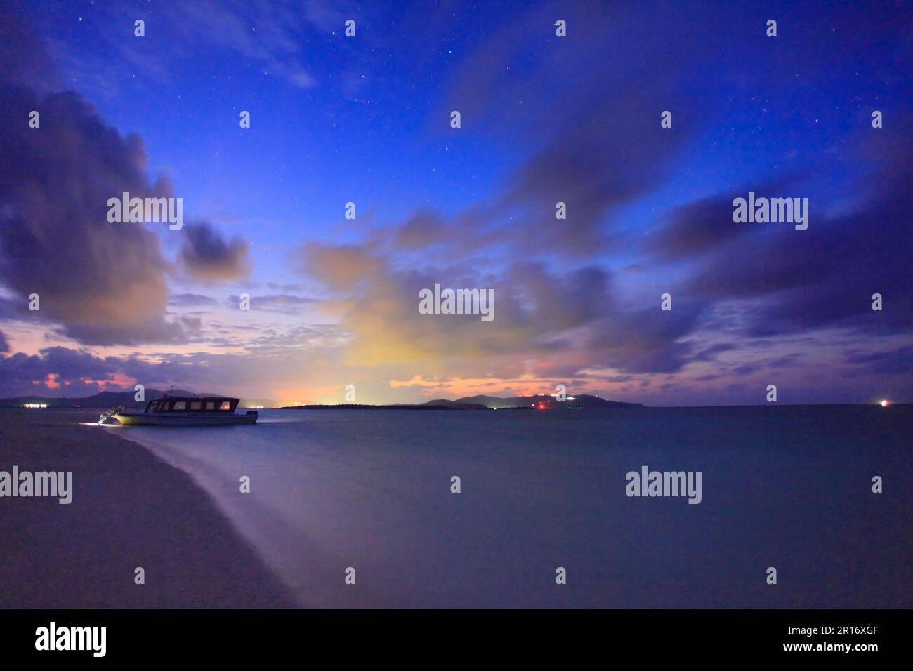 Sternenhimmel, Kumeshima Island, Hatenohama Beach und fließende Wolken der Dämmerung Stockfoto