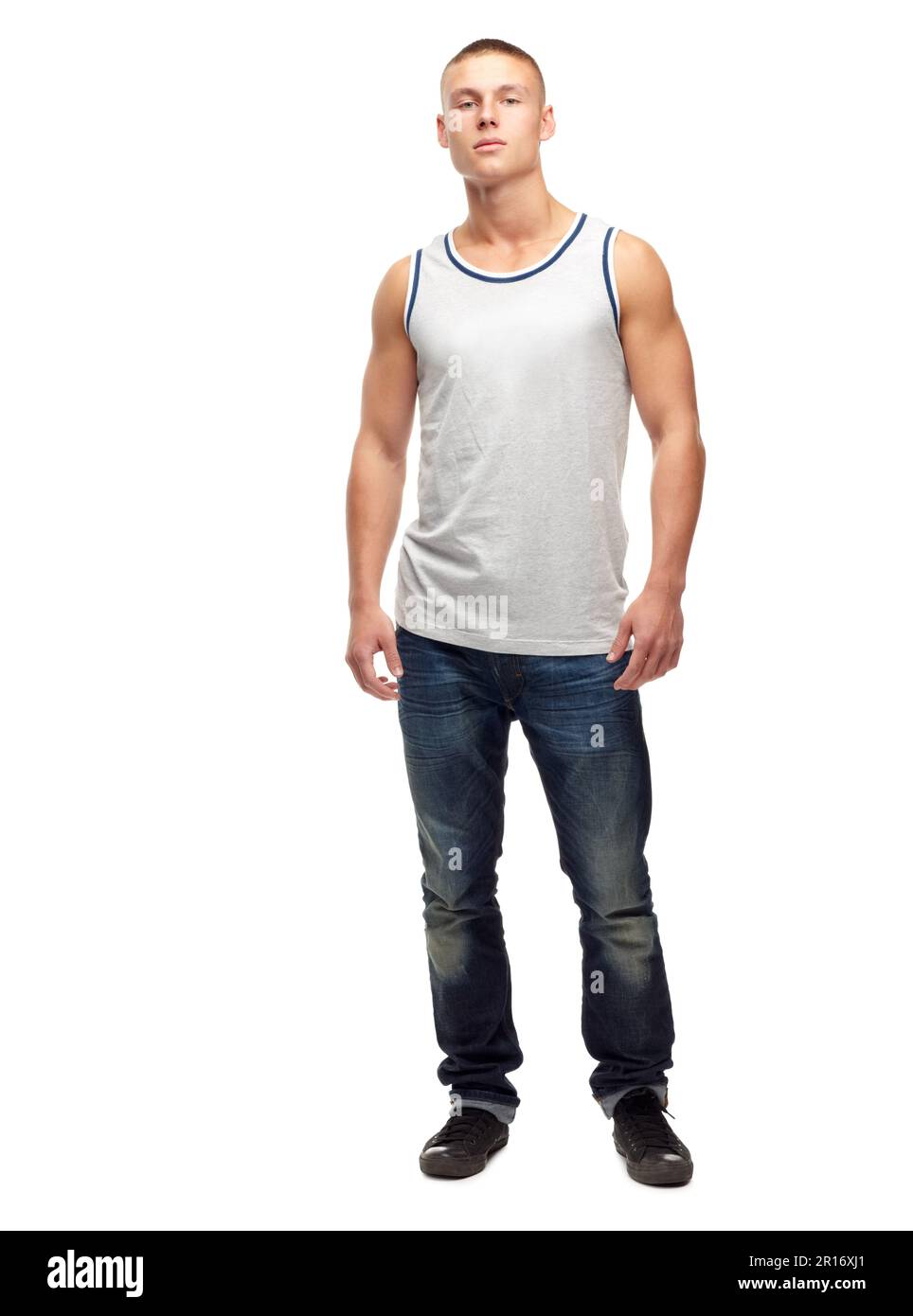Mann, selbstbewusst und mit Mode und modernem Stil in einem Studio porträtiert. Weißer Hintergrund, Jeans und junges männliches Model mit Muskeln und Kleidung Stockfoto
