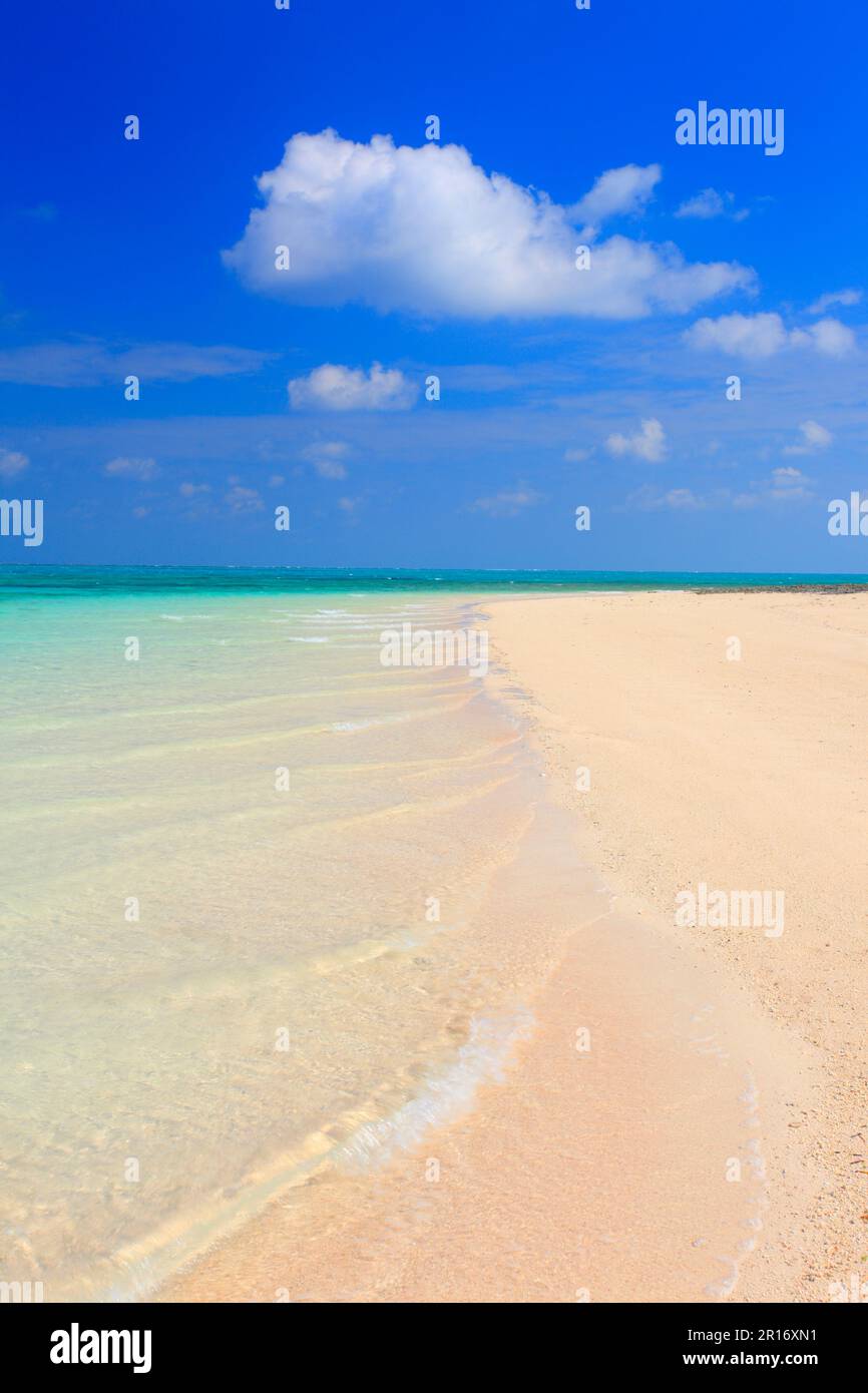 Schwindelerregende kleine Wellen bis zum Hatenohama Beach und den scheußlichen Wolken Stockfoto