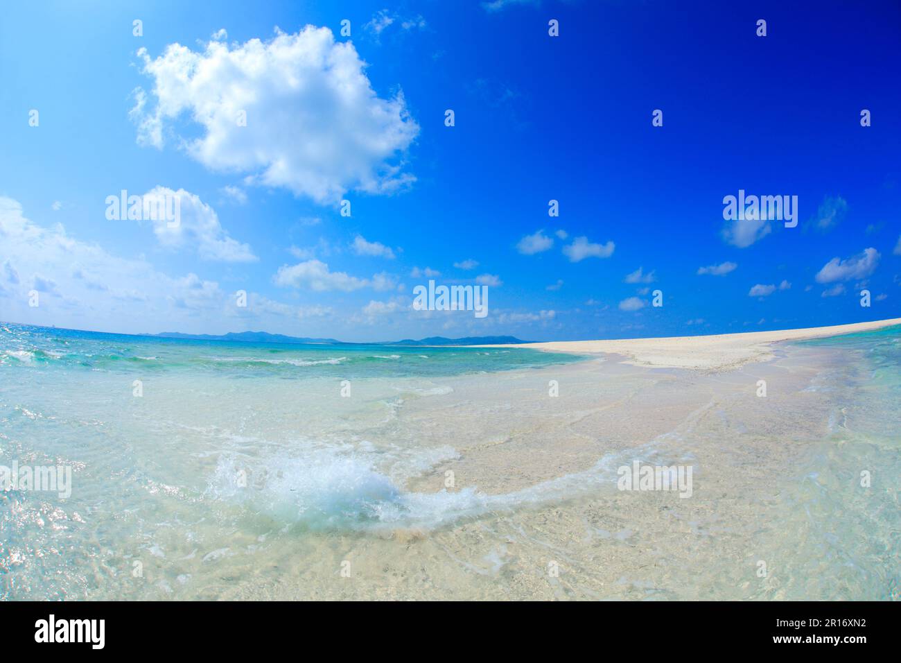 Meeresspray, Hatenohama Beach, scheußliche Wolken und Blick auf die Insel Kumeshima, Fischauge Stockfoto