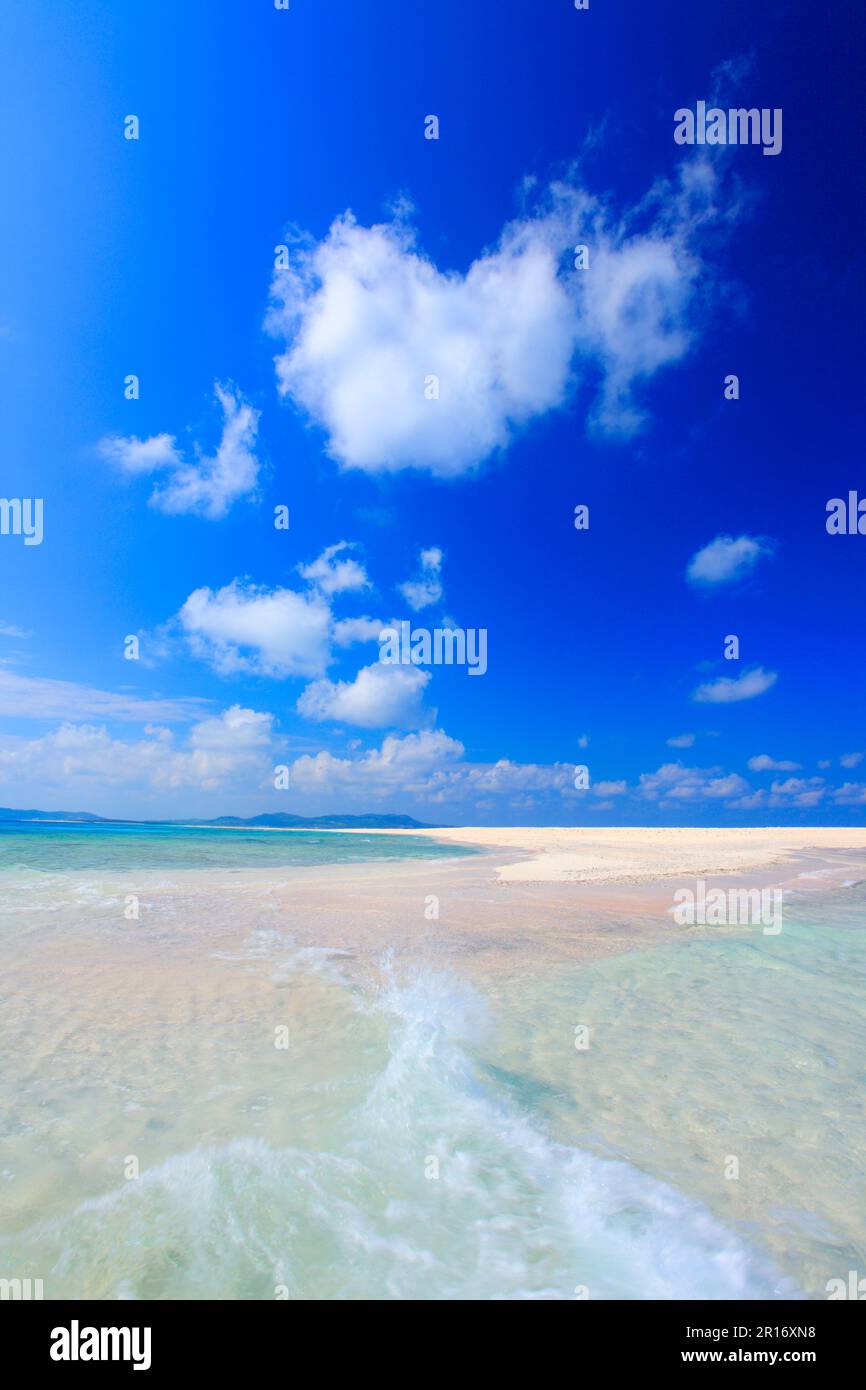 Sich überschneidende Wassernebel, Hatenohama Beach und flauschige Wolken Stockfoto