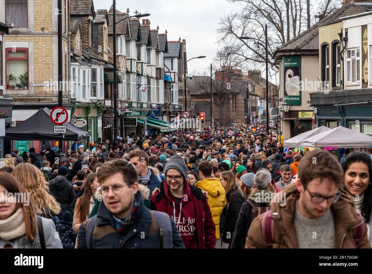 Auf der Mill Road Winter Fair in Cambridge, Großbritannien, gibt es viele Besucher. Stockfoto