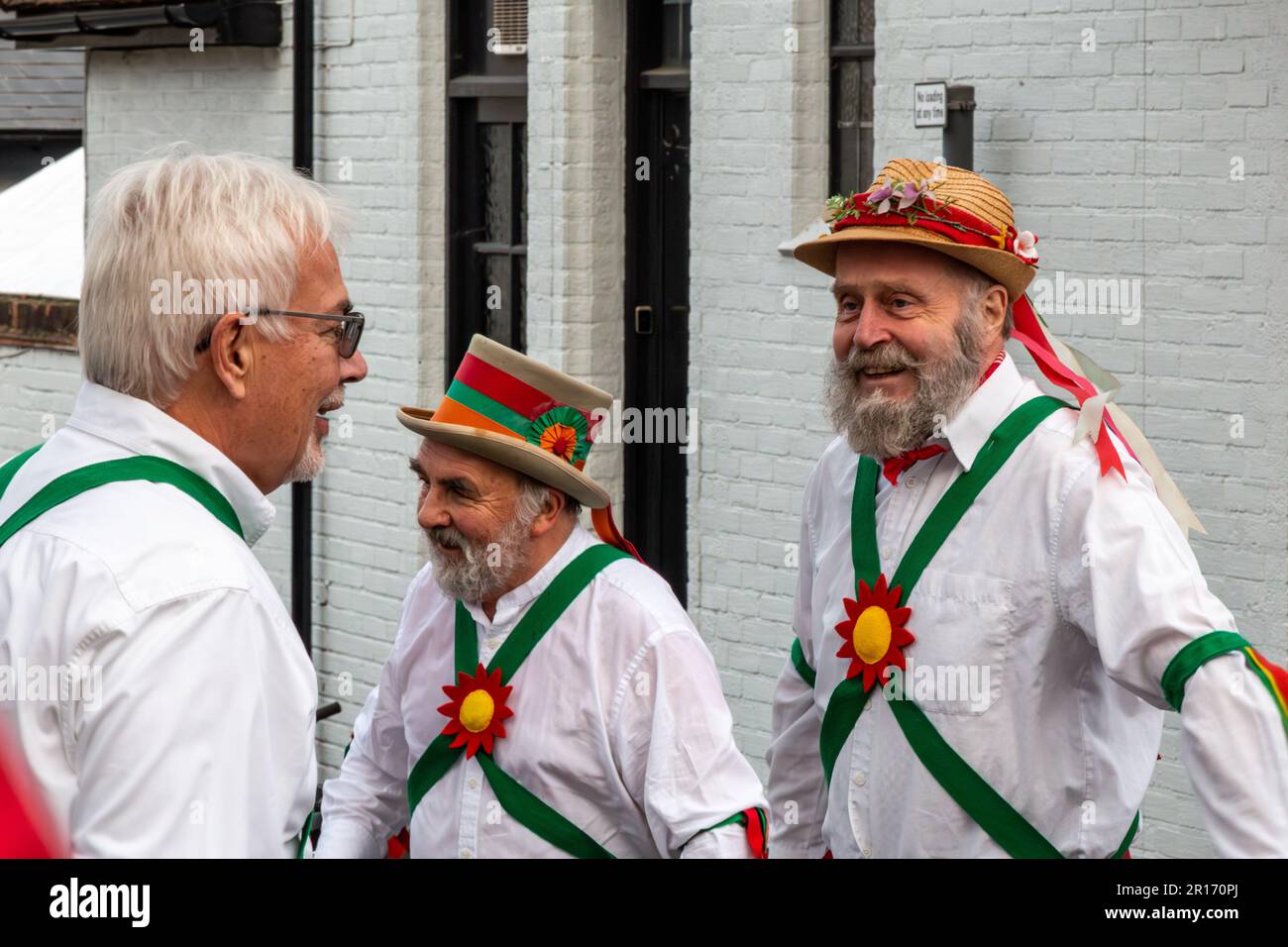 Morris-Tänzer mit Hüten und Bändern unterhalten die Massen auf der Mill Road Winter Fair in Cambridge, Großbritannien Stockfoto