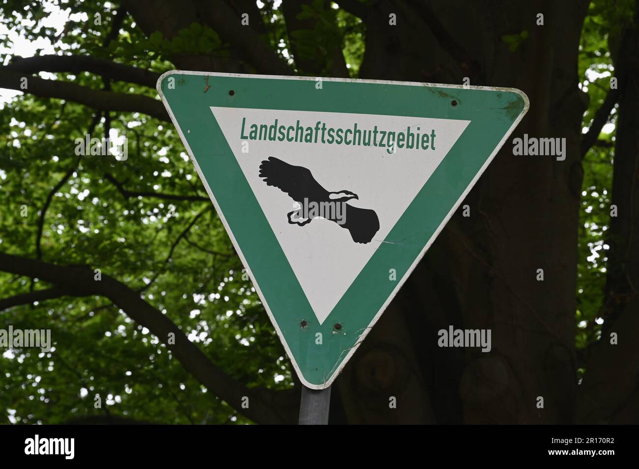 Köln, Deutschland. 11. Mai 2023. „Landschaftsschutzgebiet“ steht auf einem Schild. Kredit: Horst Galuschka/dpa/Horst Galuschka dpa/Alamy Live News Stockfoto