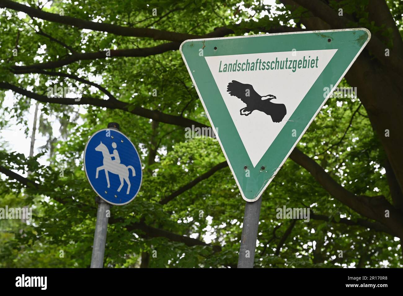 Köln, Deutschland. 11. Mai 2023. „Landschaftsschutzgebiet“ steht auf einem Schild. Kredit: Horst Galuschka/dpa/Horst Galuschka dpa/Alamy Live News Stockfoto