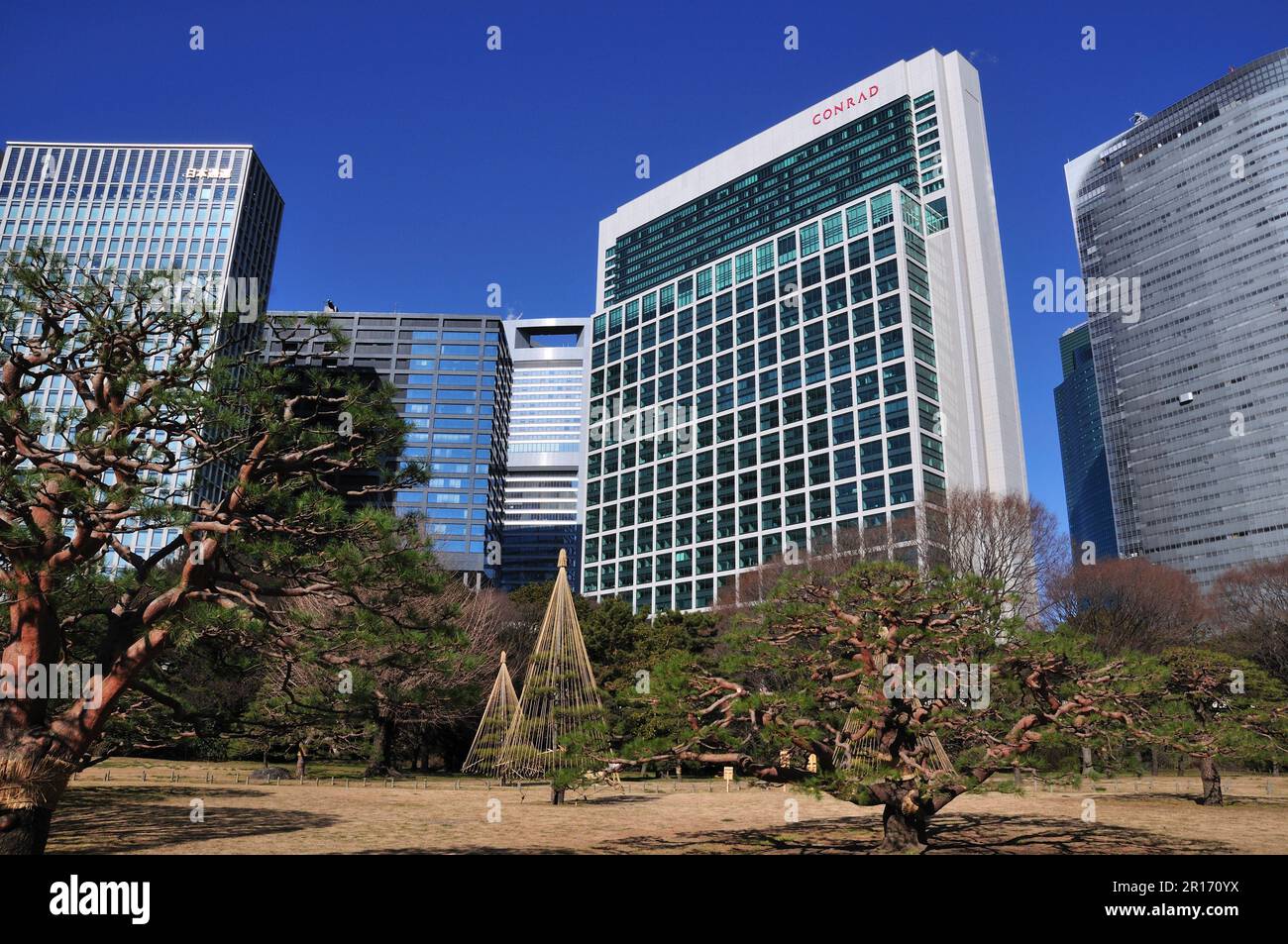 Hamarikyu-Garten und Shiodome-Gebäude Stockfoto