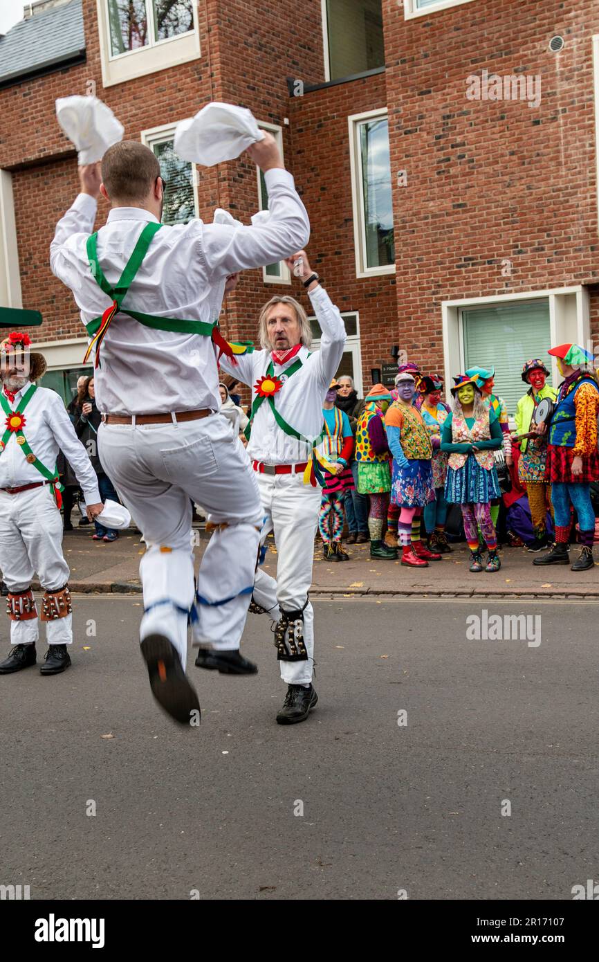 Morris-Tänzer winken Taschentücher und unterhalten die Massen auf der Mill Road Winter Fair in Cambridge, Großbritannien Stockfoto