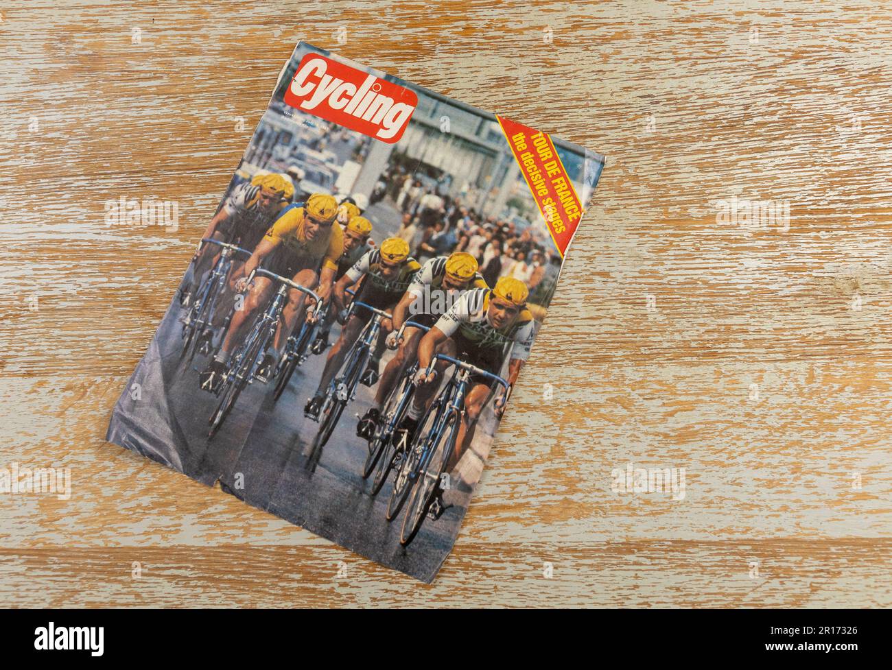 Titelseite des britischen Magazins Cycling am 1981. Juli, in dem der Renault-Team-Zeitlauf mit Bernard Hinault im gelben Trikot gezeigt wird Stockfoto